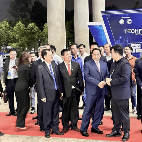 Thủ tướng Phạm Minh Chính đã đến thăm các gian hàng trong sự kiện Techfest Quốc gia tại Bình Dương 2022, ông Kiên chủ tịch HĐQT Công ty cổ phần Tập đoàn Vin cà phê Việt Nam (đeo cà vạt đỏ đứng cạnh Thủ tướng).